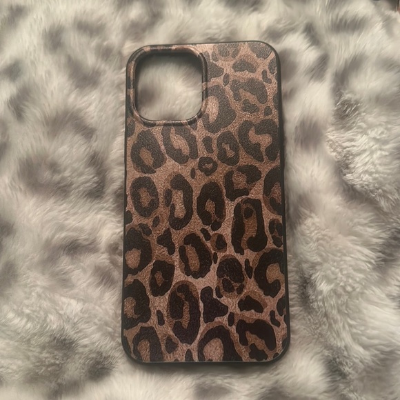 I’m selling an iPhone 12 Pro Max leopard case . - Picture 1 of 5